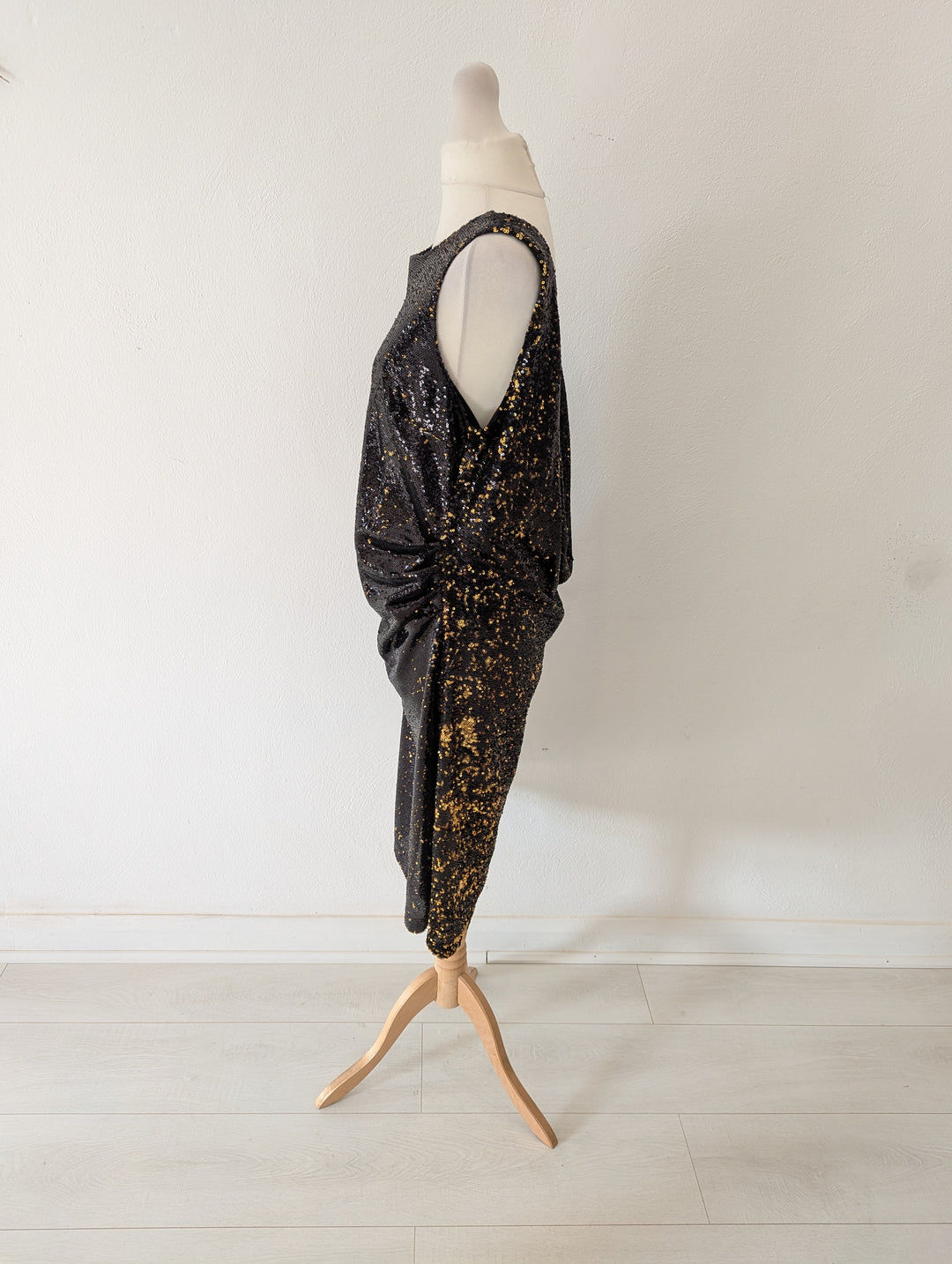 Zara Backless sequin Dess M The Wardrobe Zara Backless sequin Dess M The Wardrobe