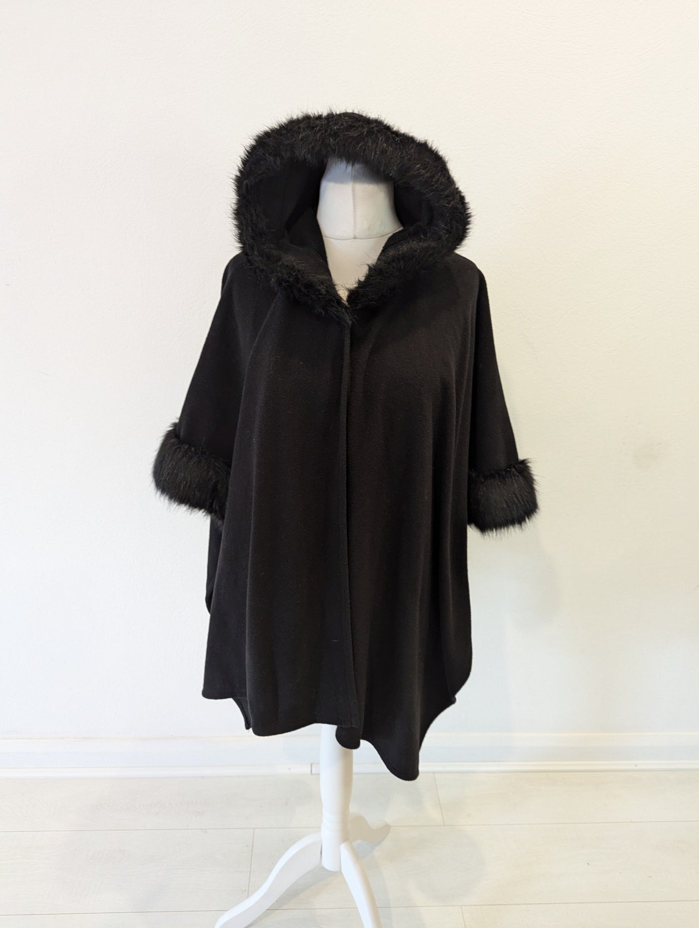 Peurzzi Black Cape