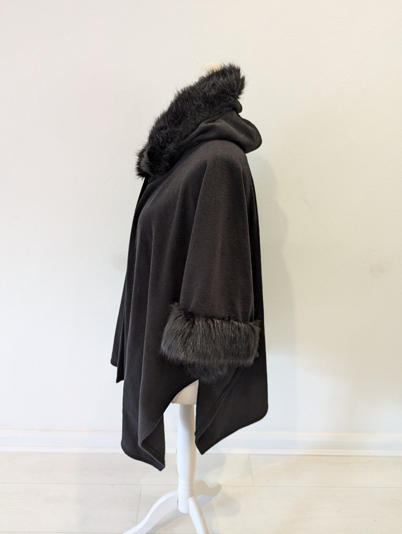 Peurzzi Black Cape