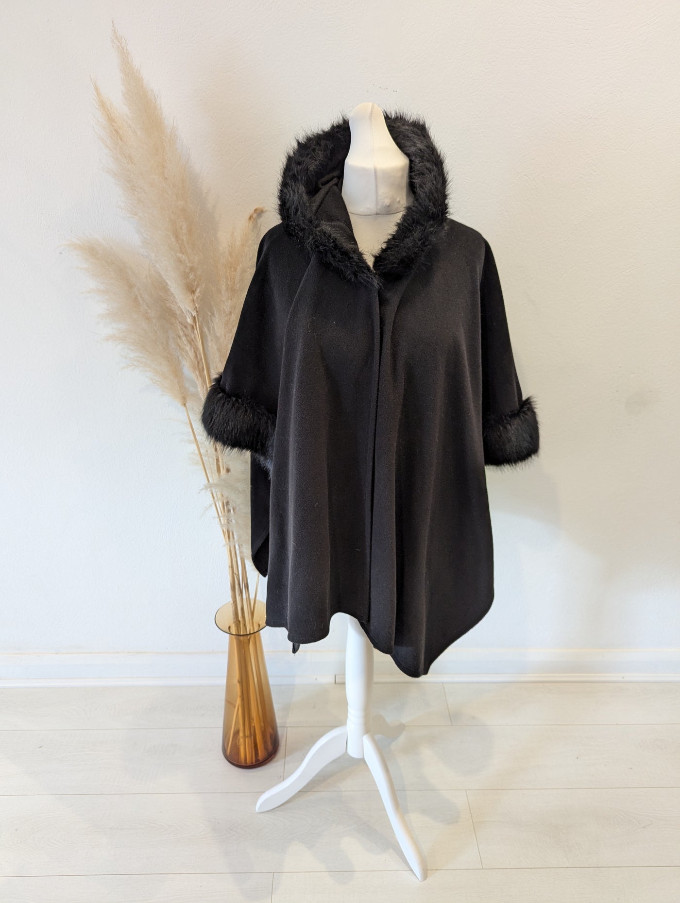 Peurzzi Black Cape