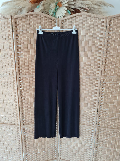 Plisse trousers in black