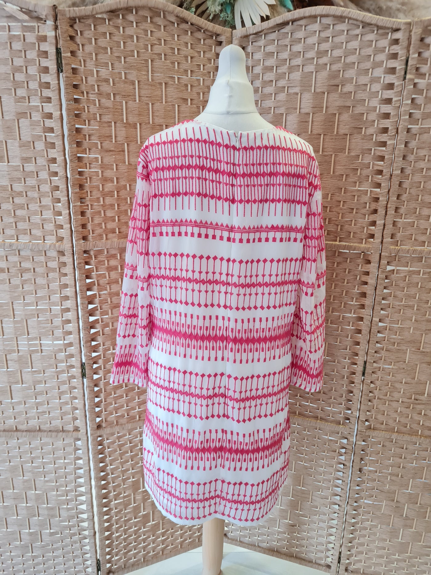 Hobbs white/coral shift 10