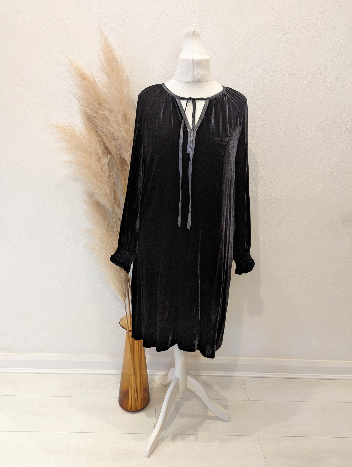The White Company Black Silk/Velvet Dress 14 NWT 189 The Wardrobe The White Company Black Silk/Velvet Dress 14 NWT 189 The Wardrobe