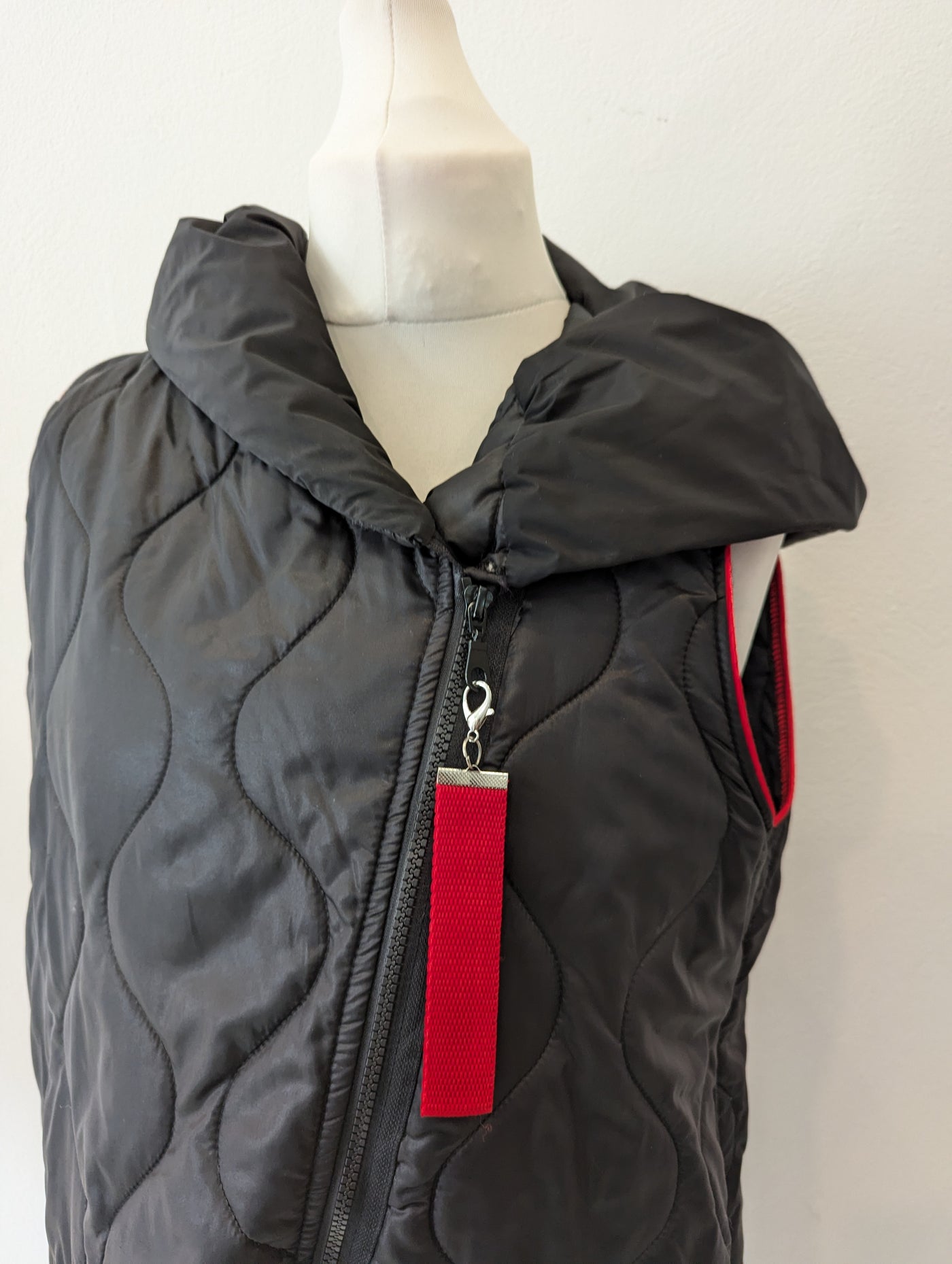 Kyla Black/Red Gilet