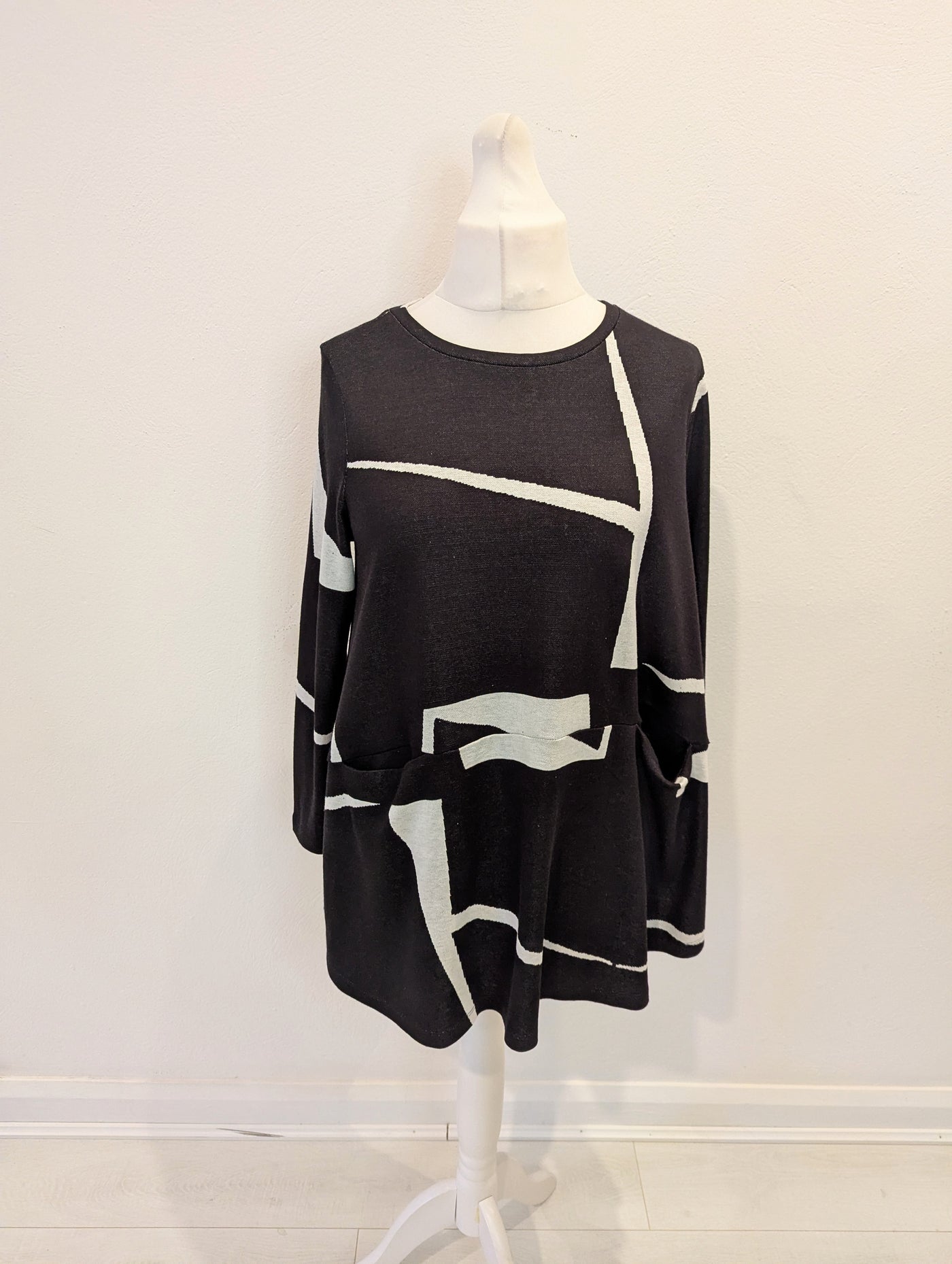 Ozai N KU Black White Tunic M