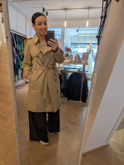 Burberry orange trim Trench 10
