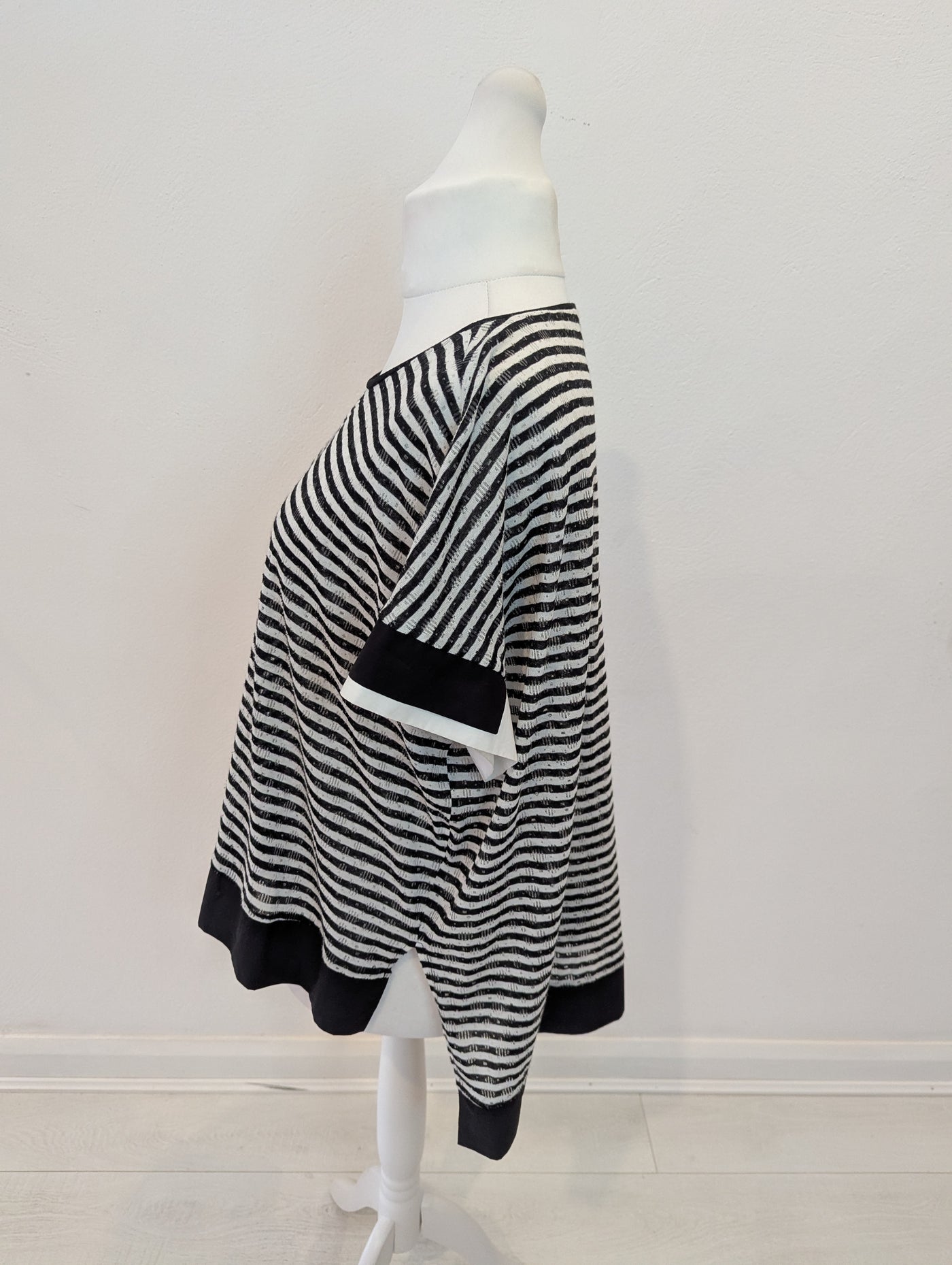 Ozai N KU Black/White Stripe Top Size Medium
