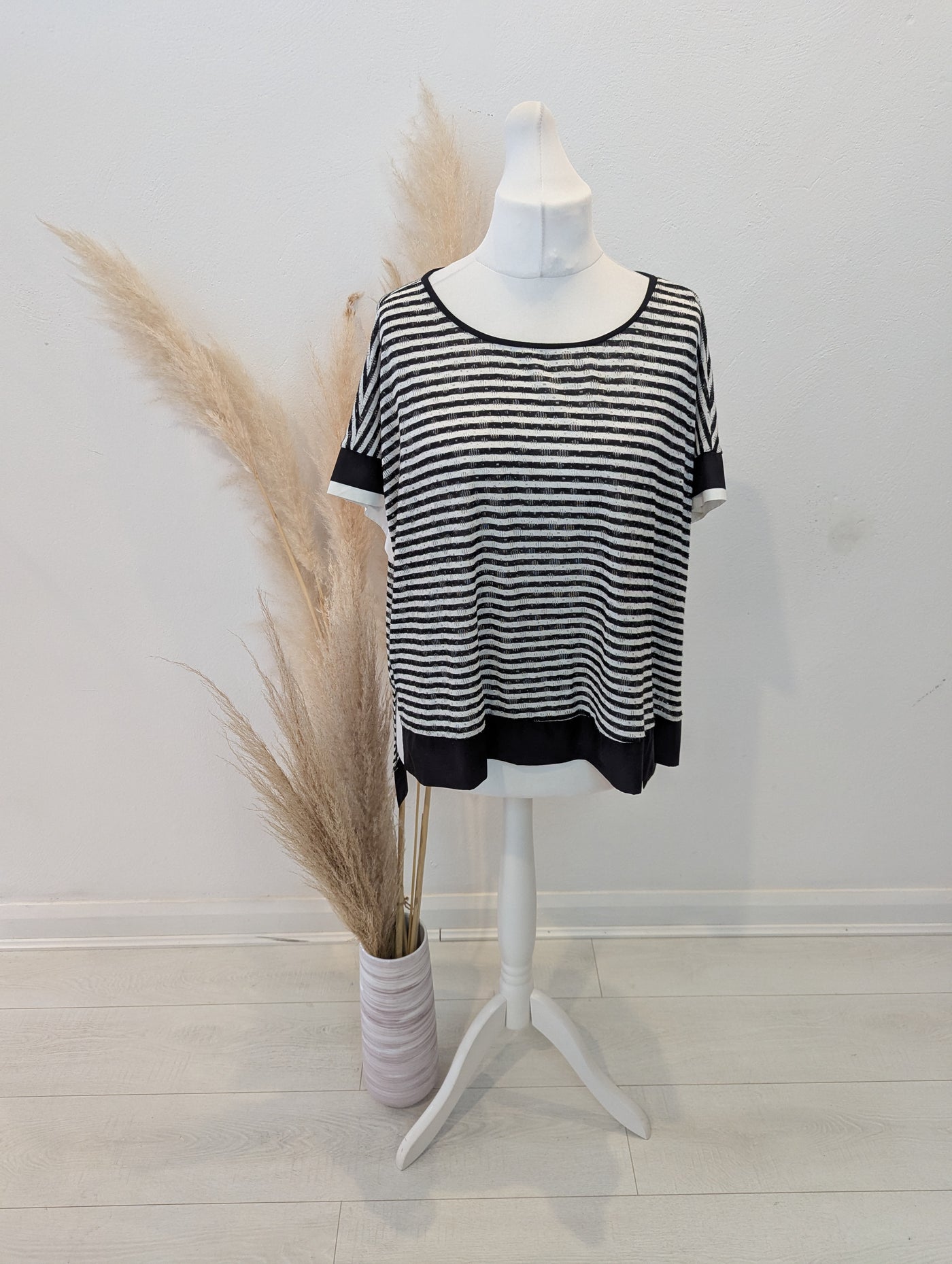 Ozai N KU Black/White Stripe Top Size Medium