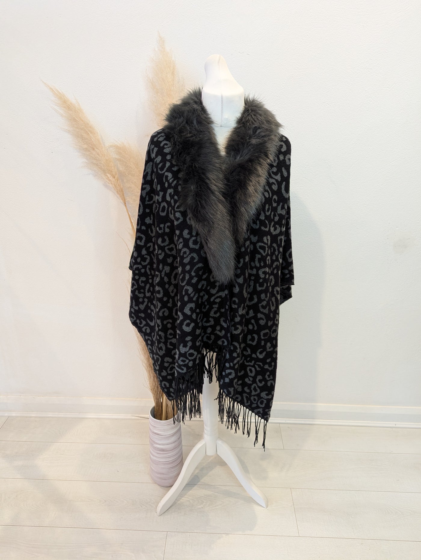 Rino & Pelle grey/ black fur collar shawl