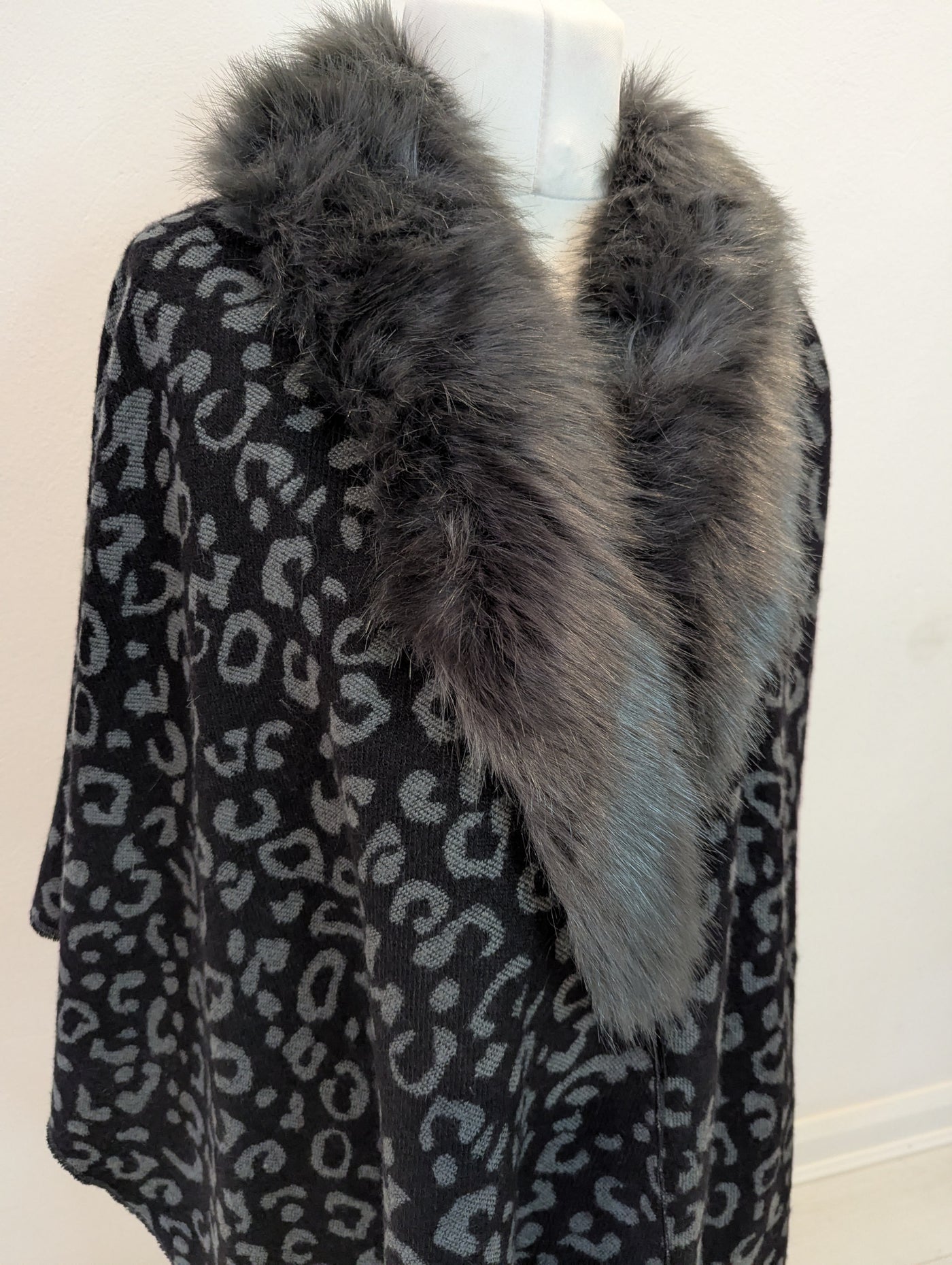 Rino & Pelle grey/ black fur collar shawl