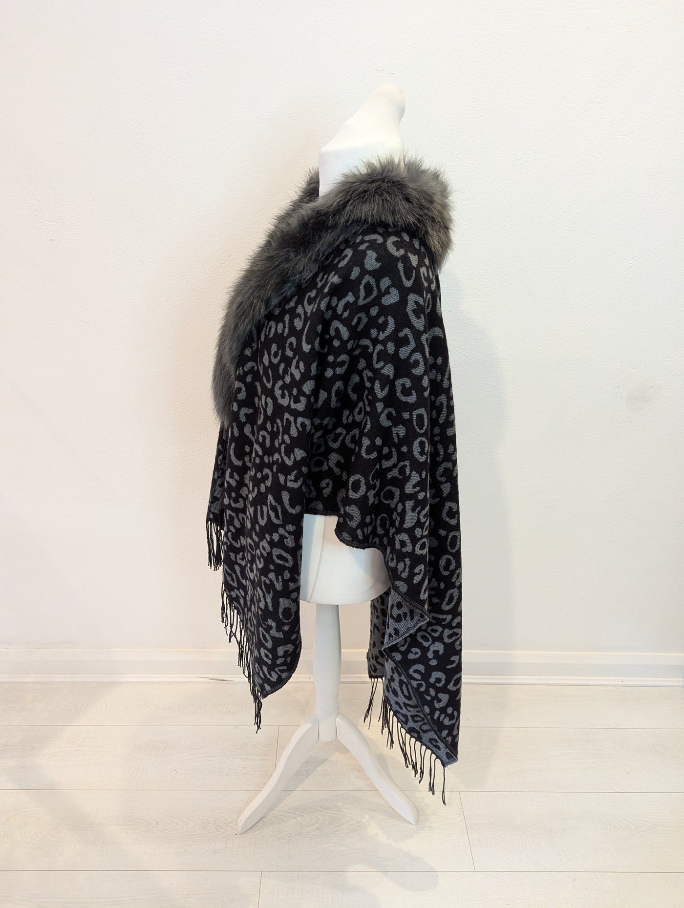 Rino & Pelle grey/ black fur collar shawl