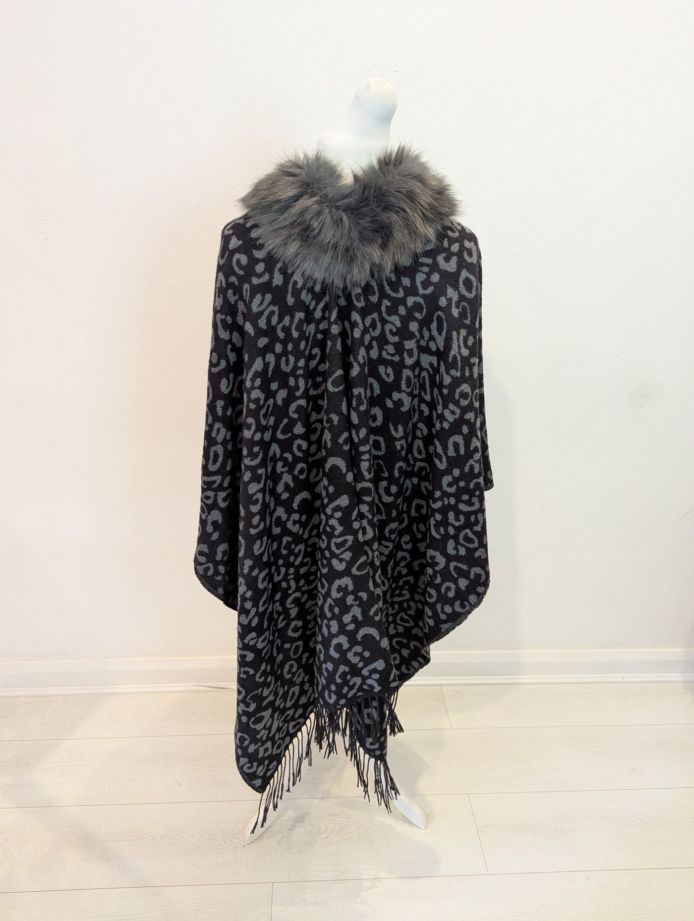 Rino & Pelle grey/ black fur collar shawl