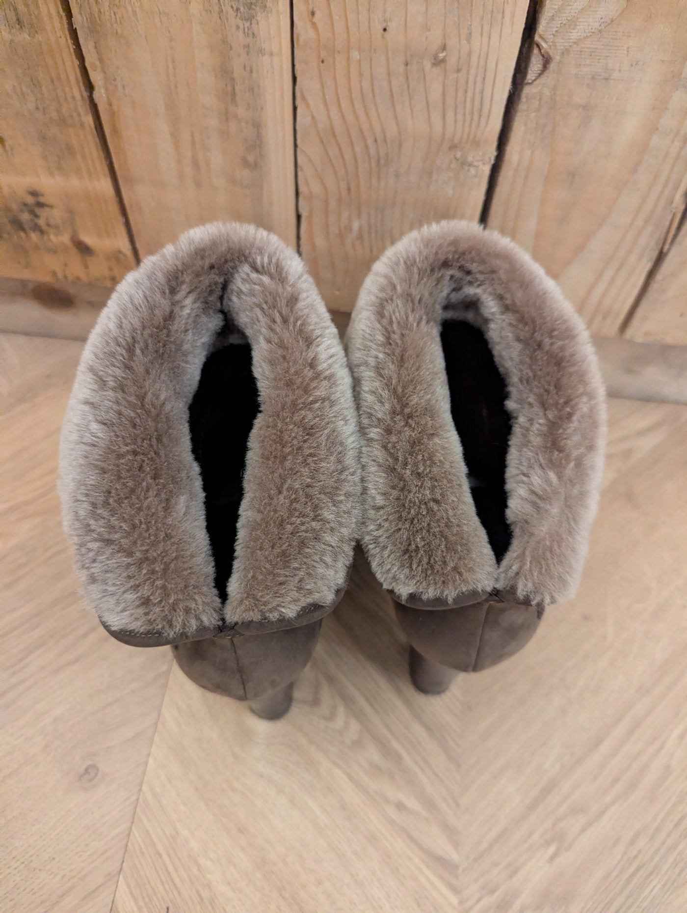 Ugg taupe fur lined heeled boots 6.5