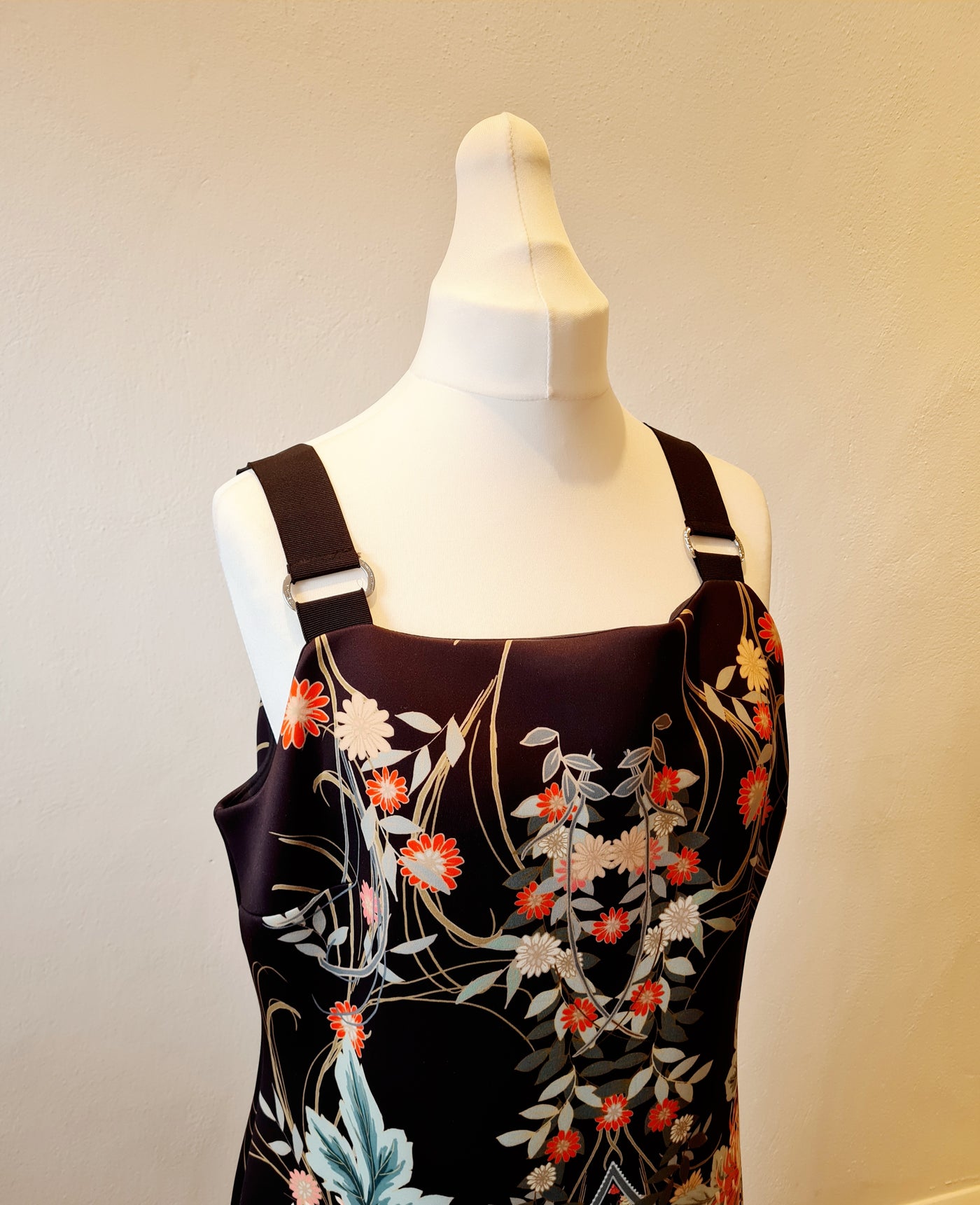 Star by Julien McDonald Black floral dress Size 20 New