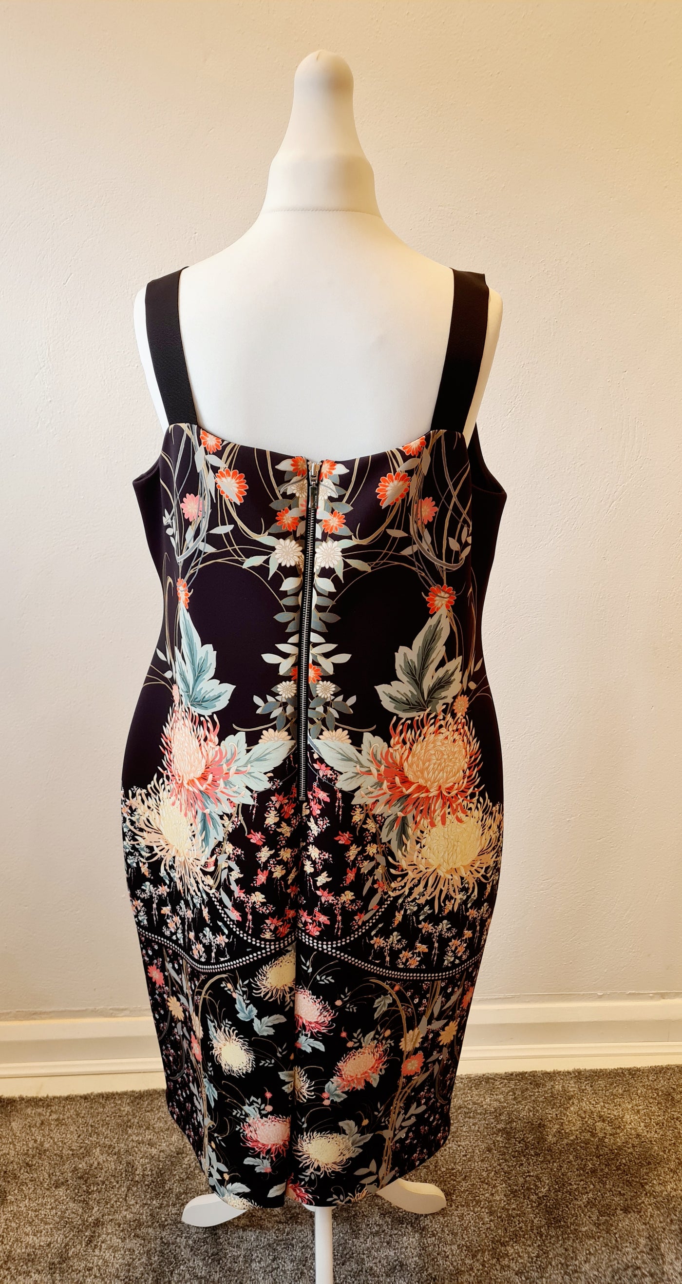 Star by Julien McDonald Black floral dress Size 20 New