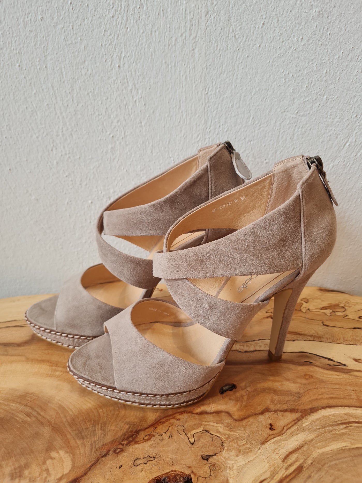 Moda in Pelle Taupe Suede Platform Sandal Size 5 New