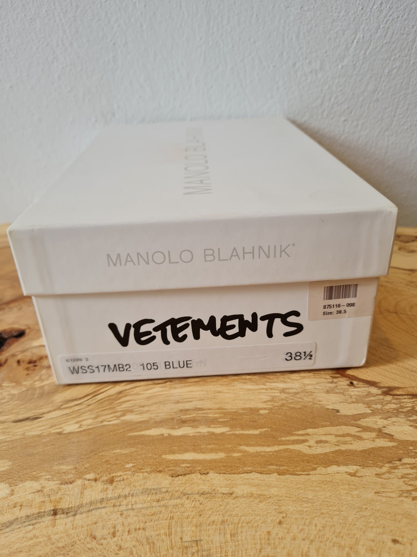Manolo Blahnik Vetements Size 5.5