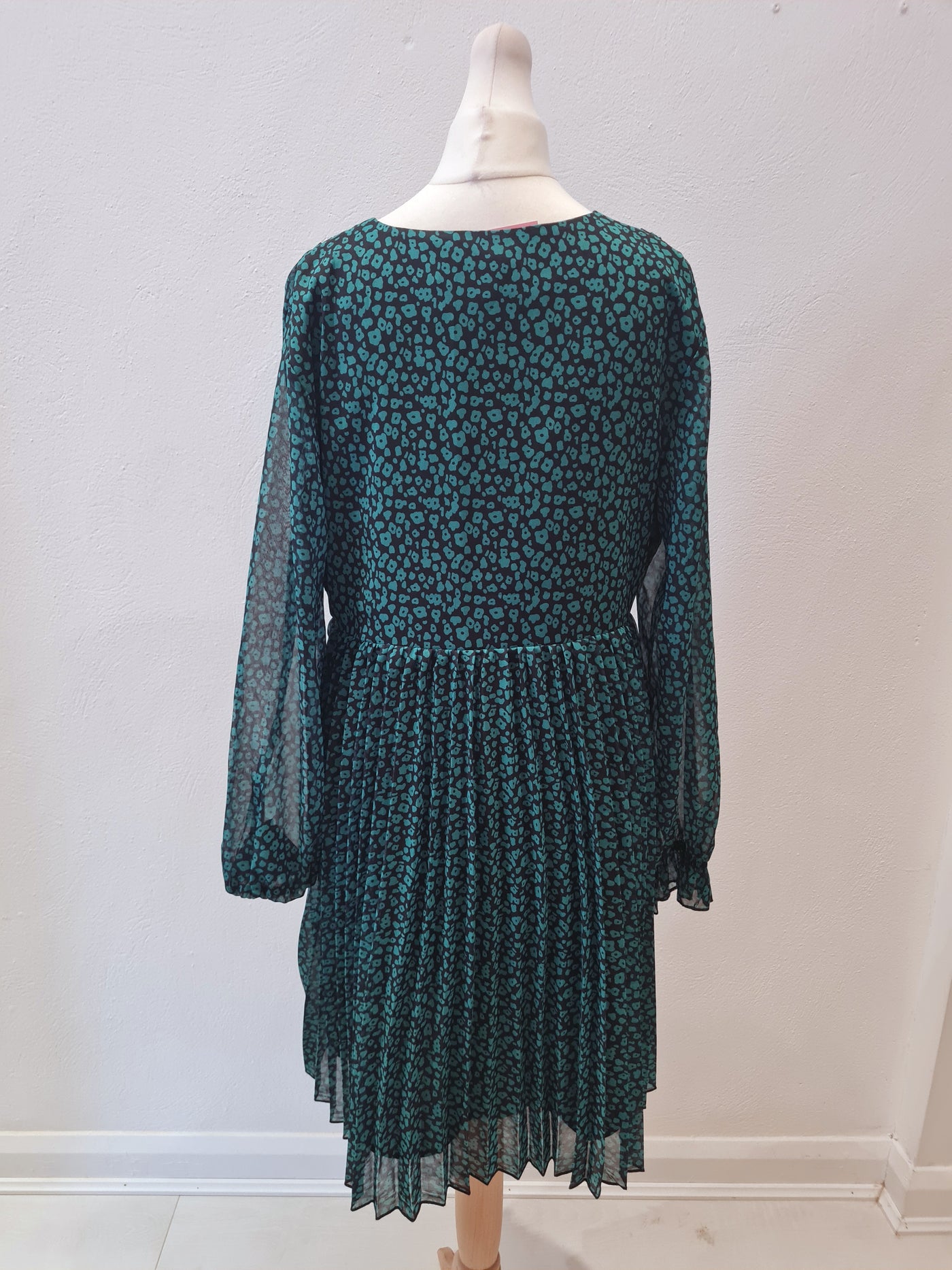 Lovie & Co Green & Black Pleated Dress Size L