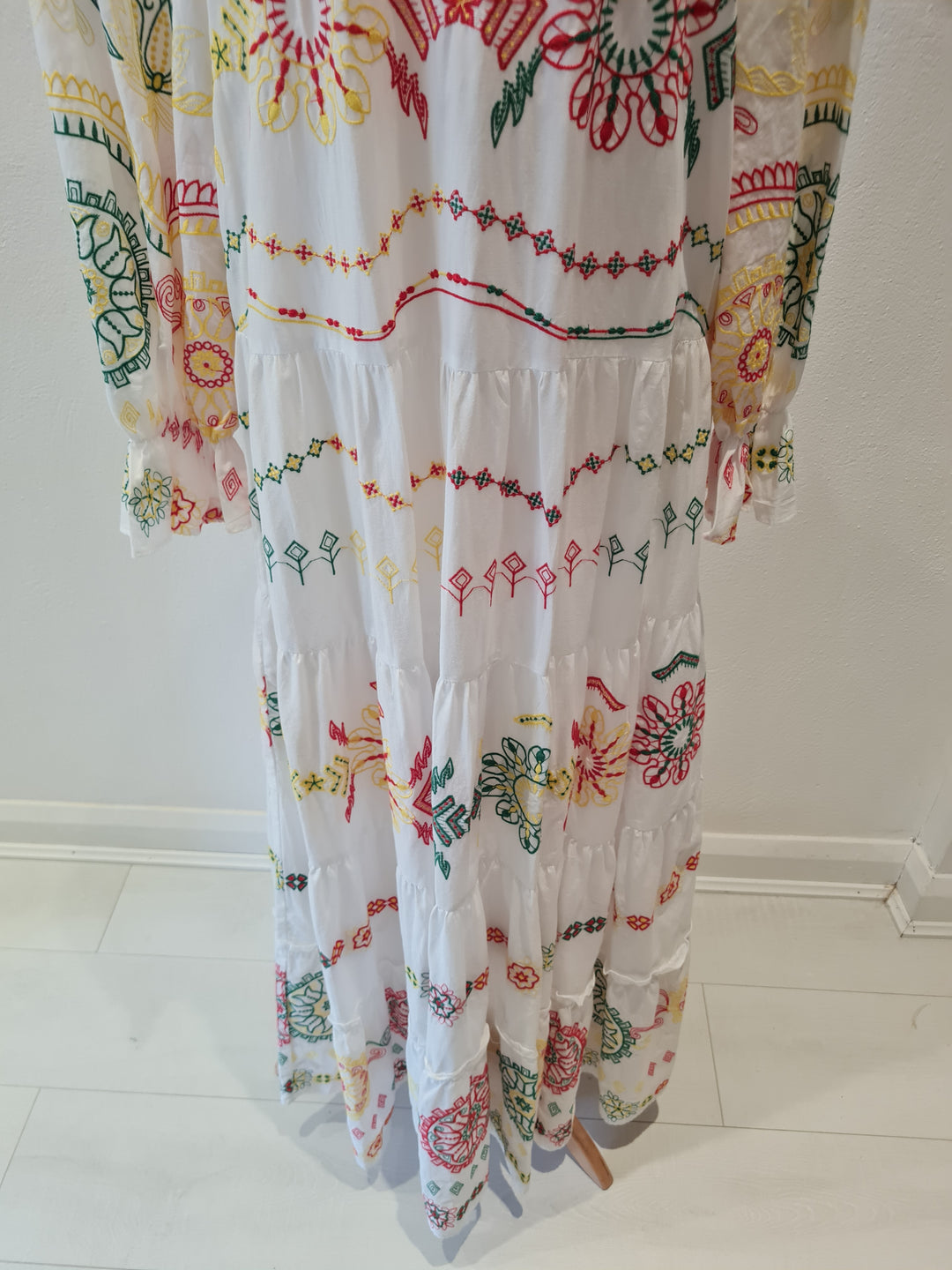 Zara White Multi Embroidery Maxi Size XS New (RRP £79.99) – The Wardrobe