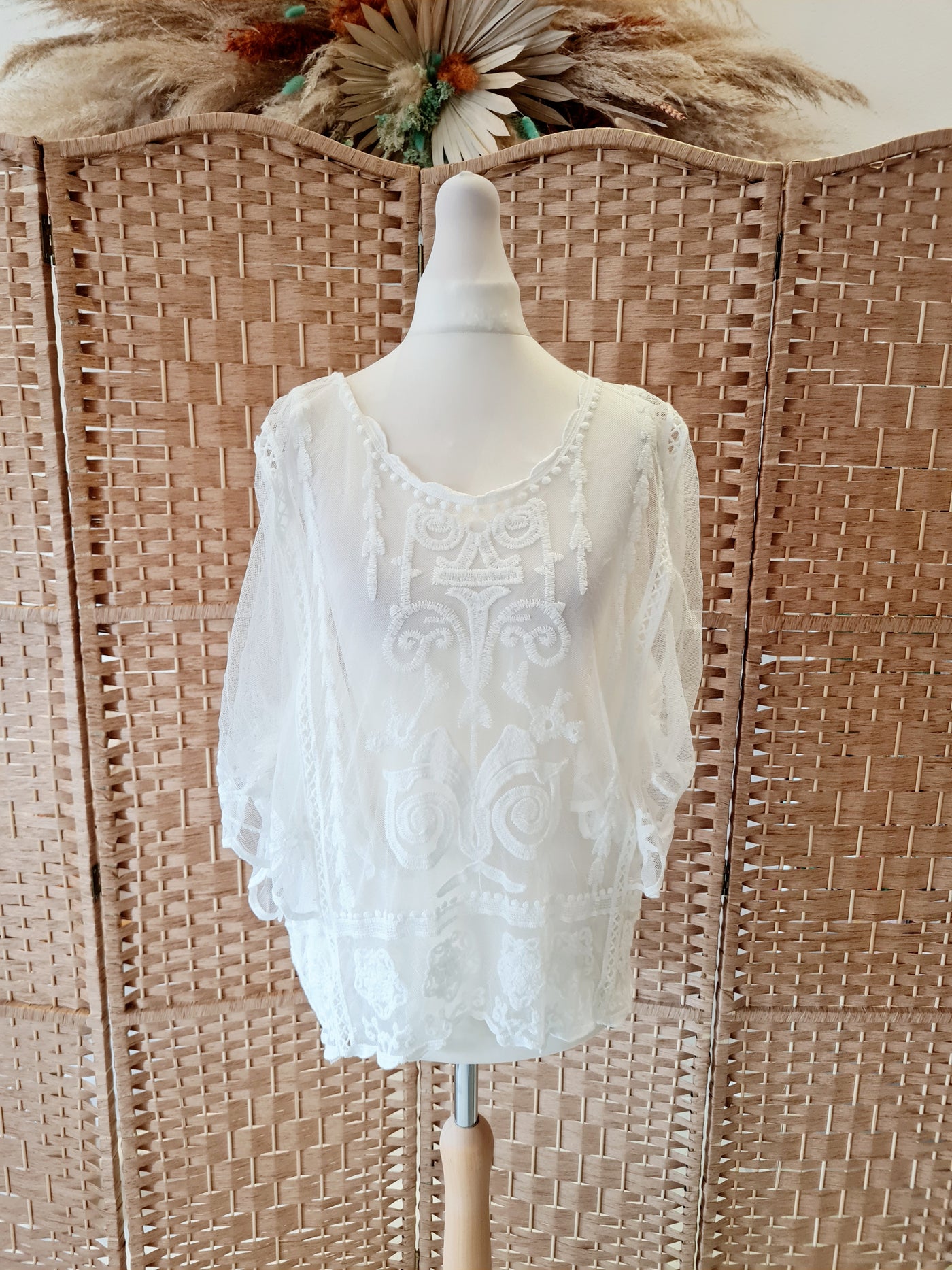 Exquiss's Paris White Lace Blouse Size Medium NWT