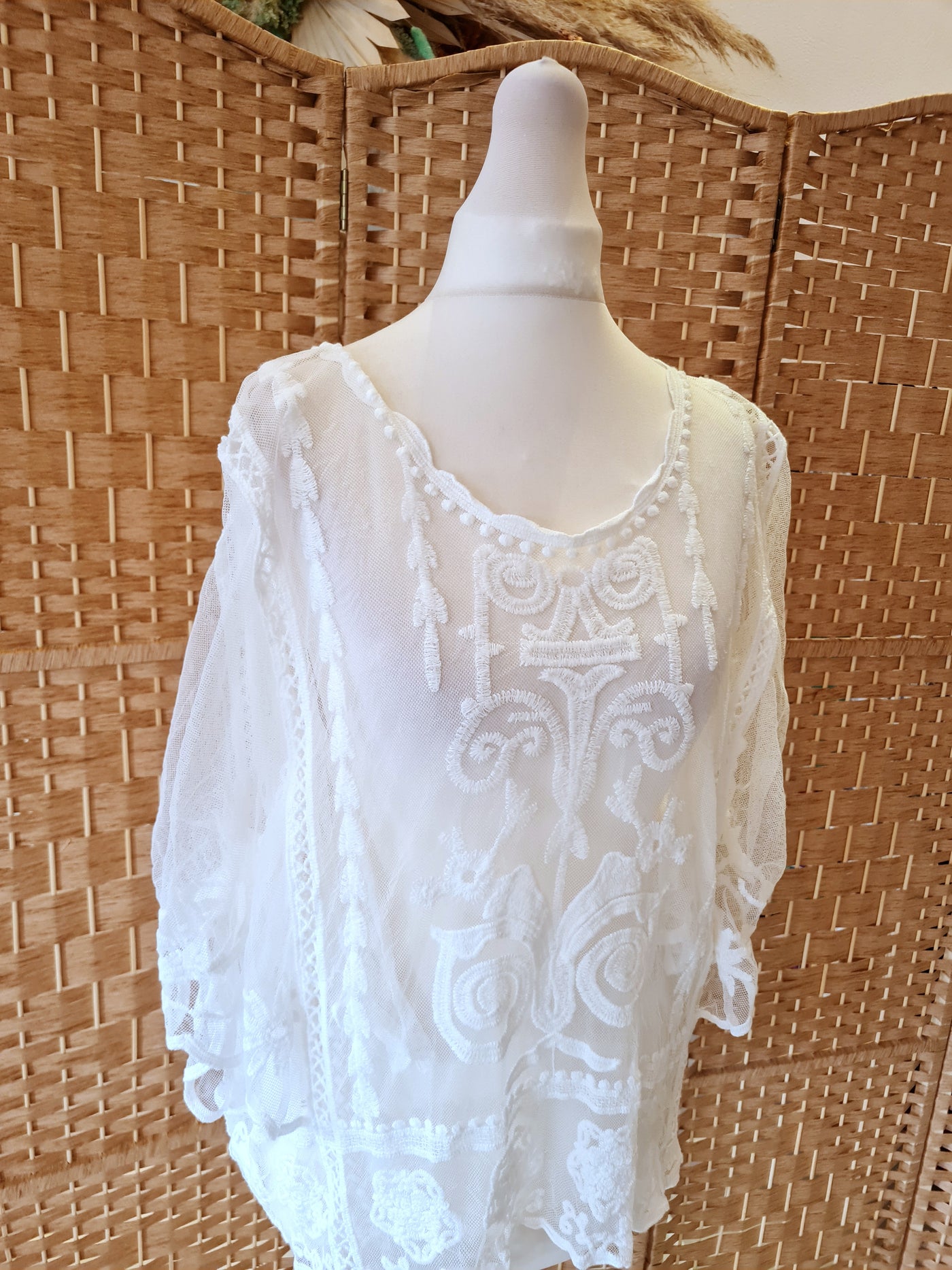 Exquiss's Paris White Lace Blouse Size Medium NWT