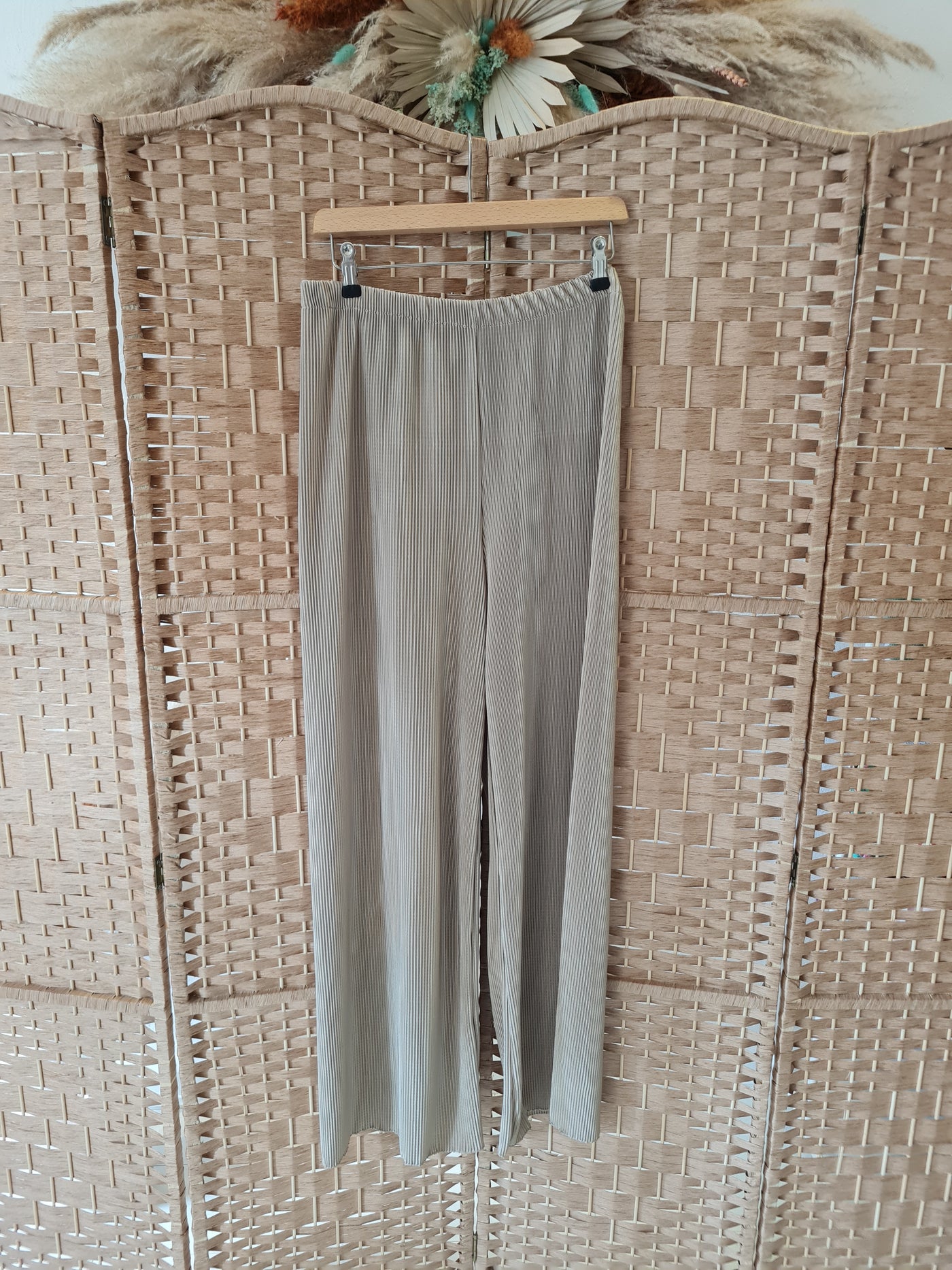 Plisse trousers in taupe