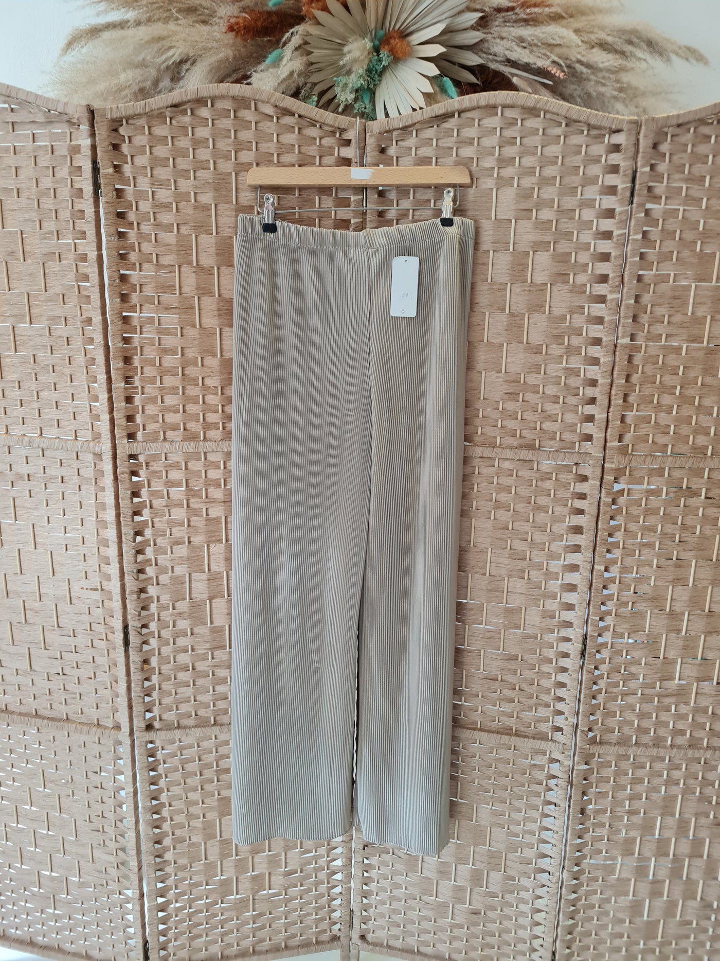 Plisse trousers in taupe