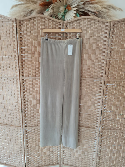 Plisse trousers in taupe